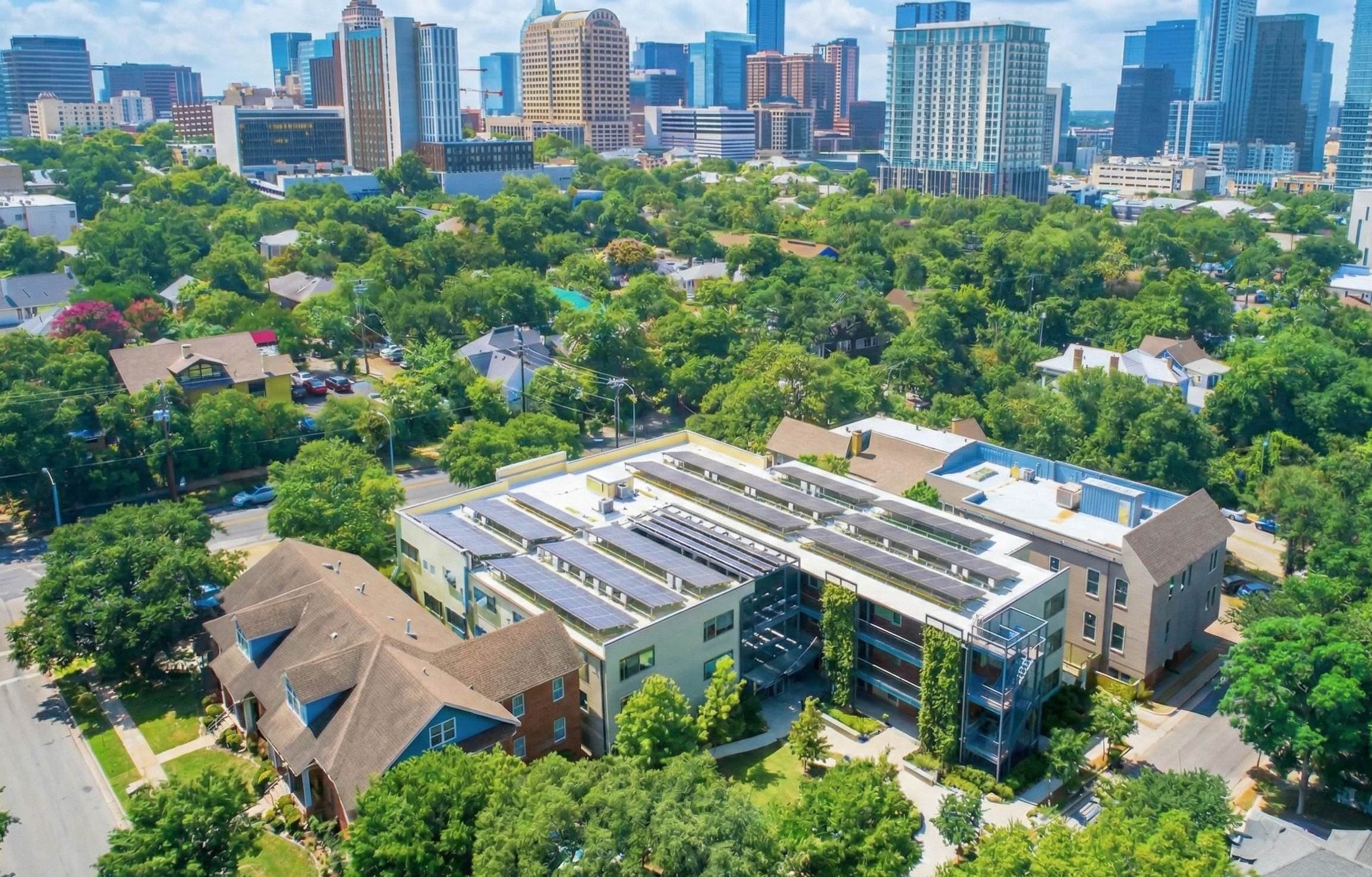 Luftaufnahme eines Stadtquartiers mit Solarpanelen auf einem Flachdach